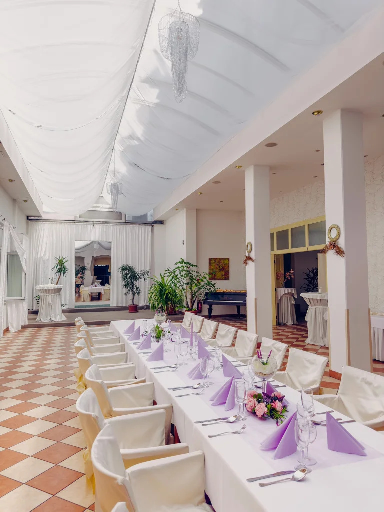 Svadobná tabuľa s fialovou výzdobou v sále Atrium, Hotel TeleDom Košice