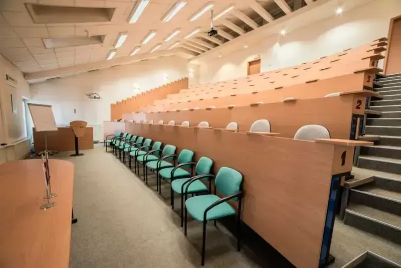 Aula A. Einsteina v Hoteli TeleDom Košice — bočný pohľad na číslované rady amfiteátrového usporiadania s rečníckym pultom